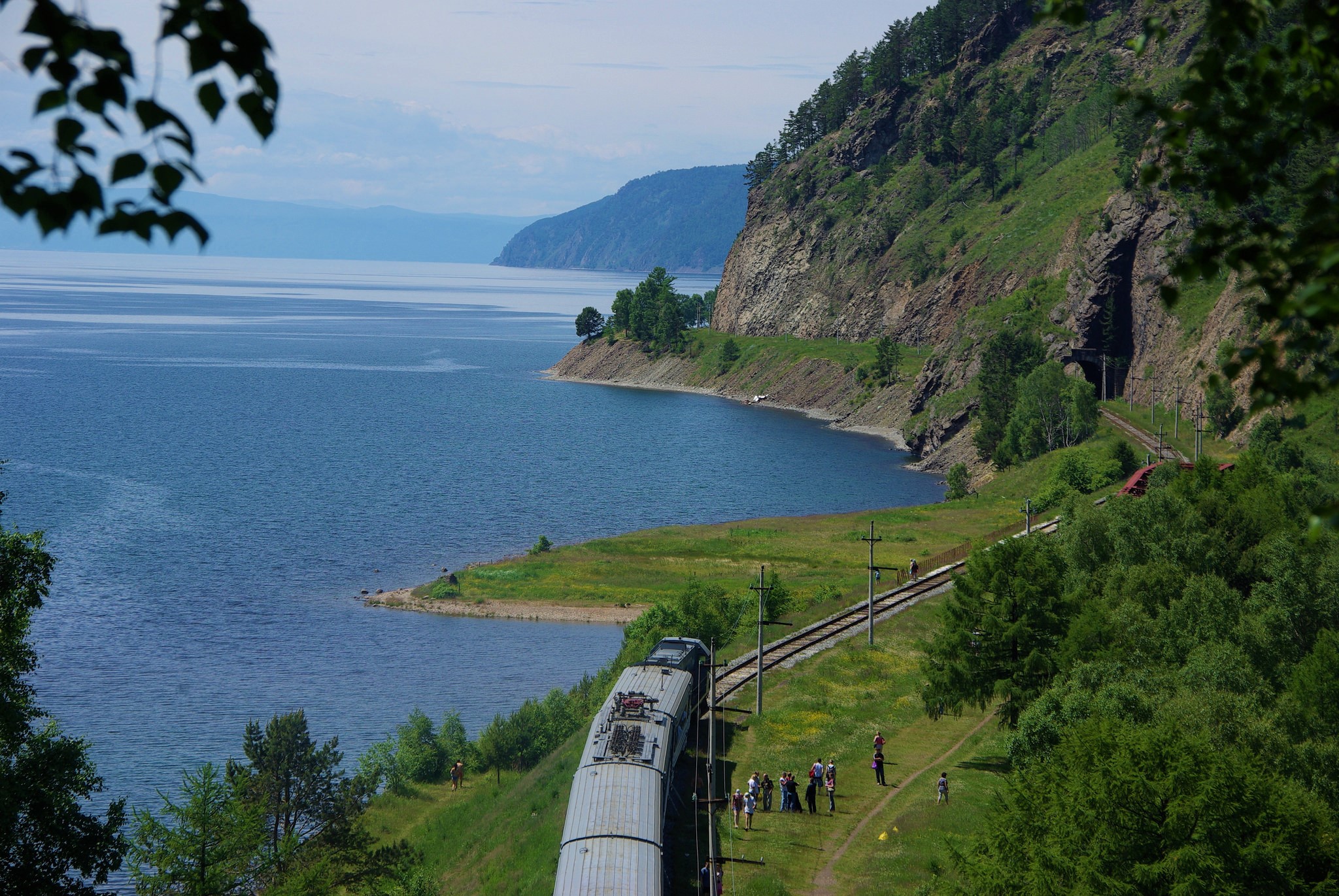 Uitzicht vanuit Transsiberië express over Baikal meer