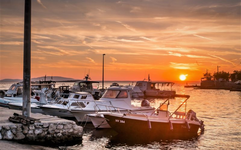 Adriatische zee bij zonsondergang