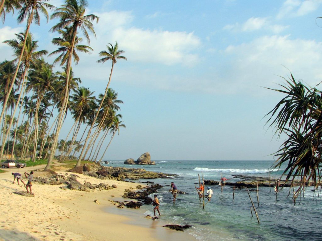 Strand Sri Lanka met paalvissers Strand Sri Lanka met paalvissers