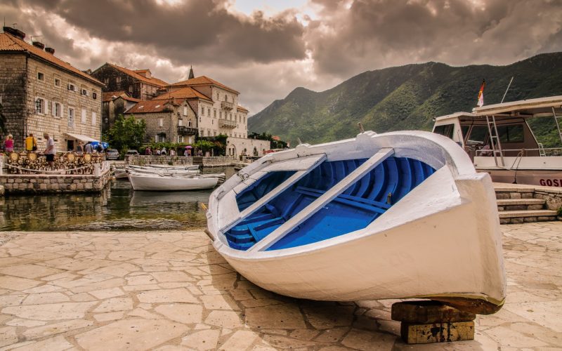 Boot op het droge in dorpje Kroatië