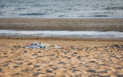 Plastic op het strand