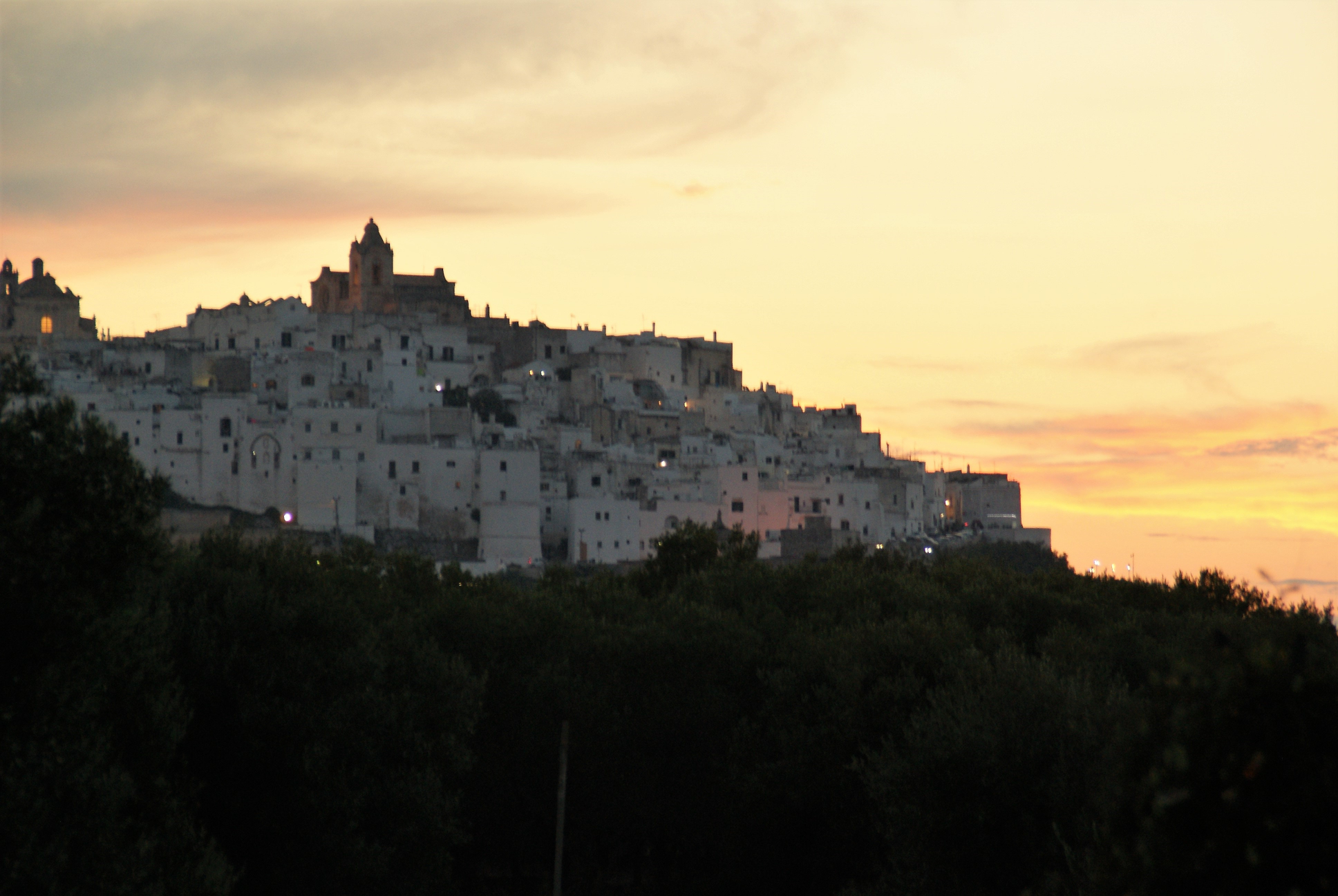 Cisternino bij zonsondergang Cisternino bij zonsondergang