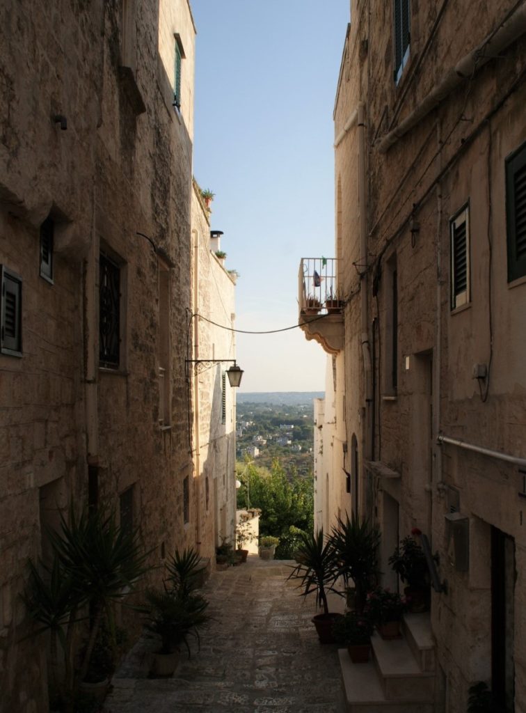 Straatje in Cisternino Straatje in Cisternino in Vale d'Itria in Puglia