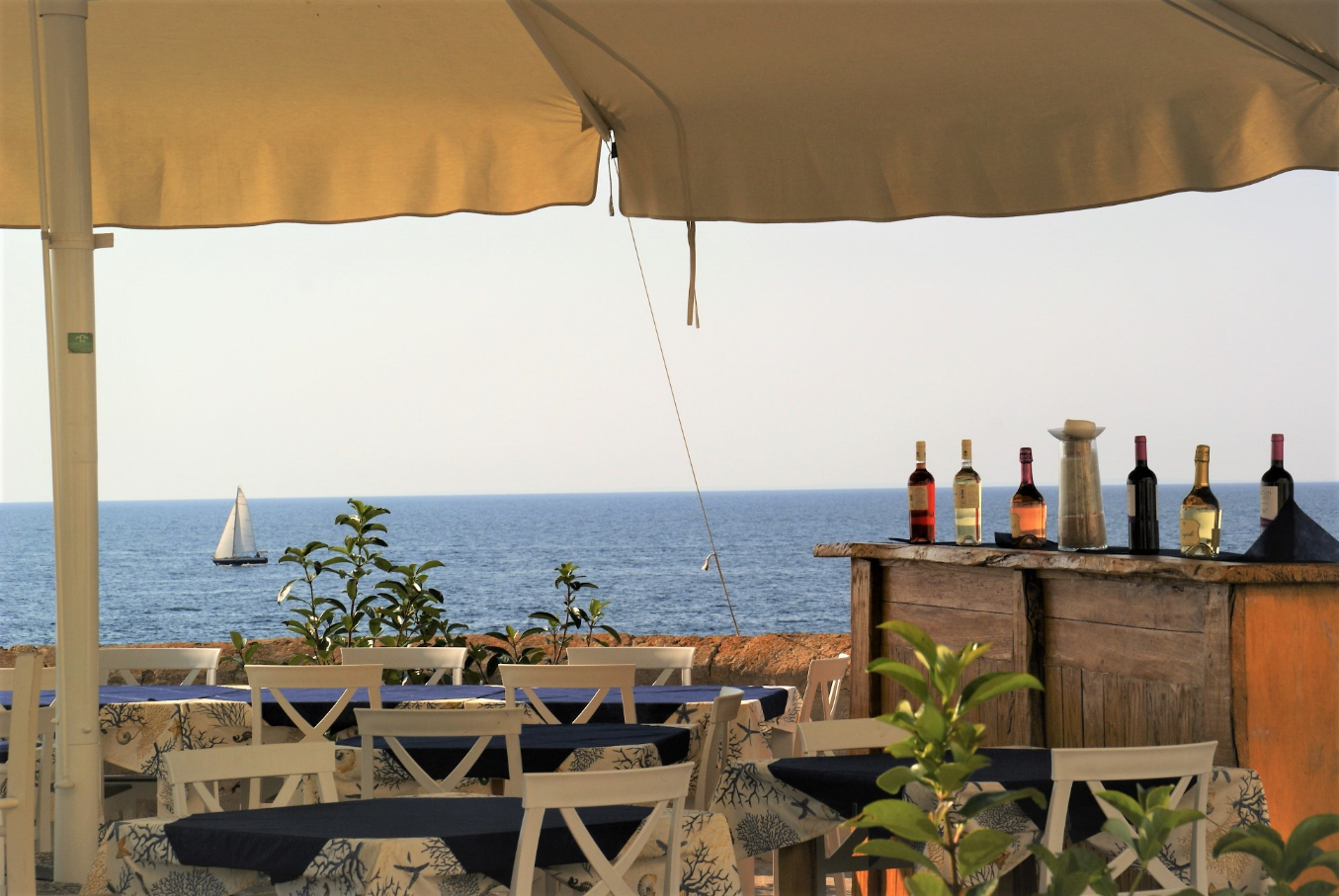 terrasje met zeezicht in Gallipoli Terras in Gallipoli